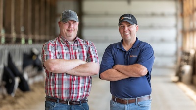 Représentant de l'assistance à la ferme Alltech avec un client