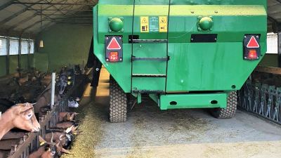 Futtermischwagen KEENAN MechFiber320 für die Ziegenfütterung